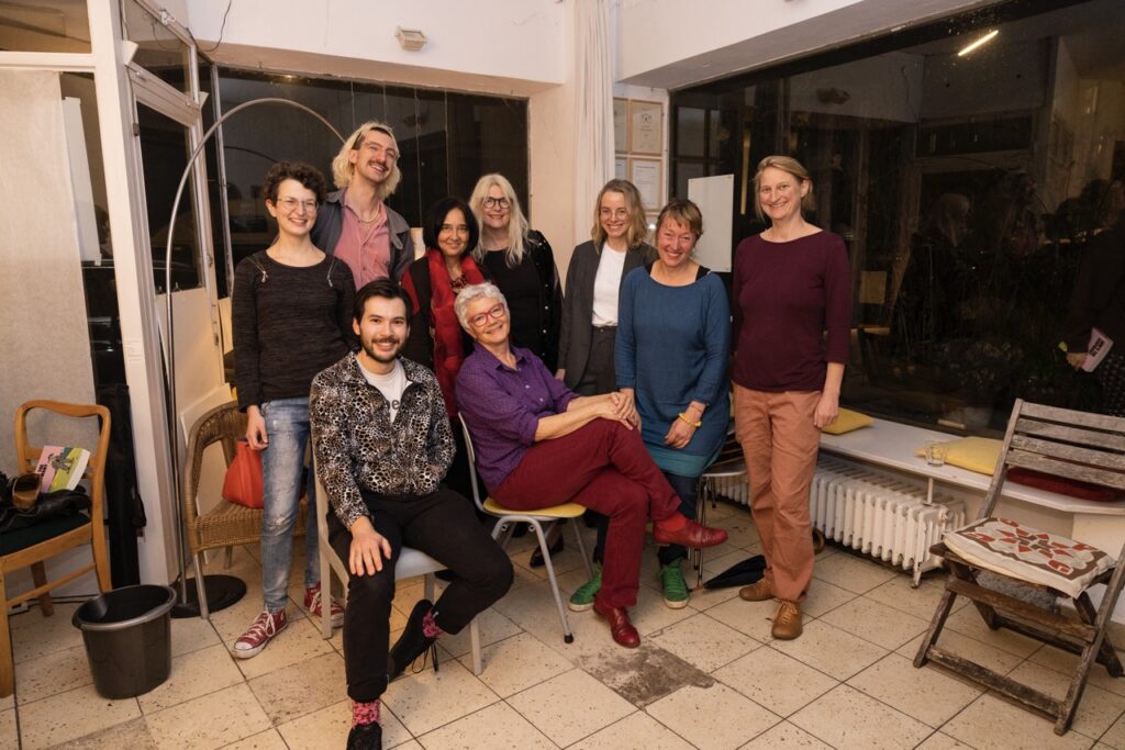 Gruppenbild der Künstler*innen, des Comic-in-Bayern-Teams und des Kunstministeriums