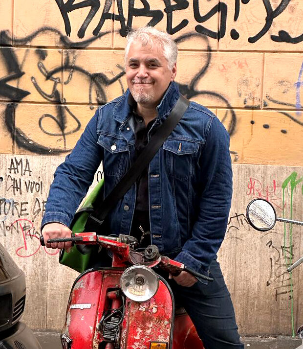 Eric Desideriu auf Vespa